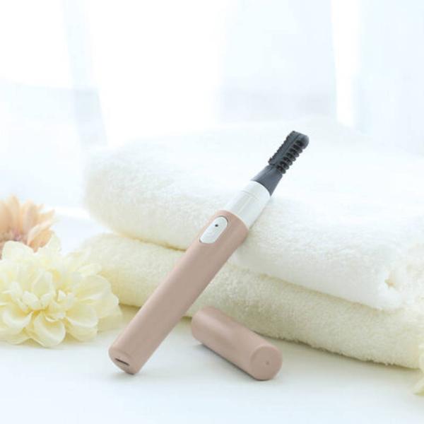 ■商品説明●先端の形状にこだわった2wayタイプのまつげカーラー●「流行りの束感」も「華やかなカール」も自由自在に作れます。●セパレート側は、より繊細な形状でまつげをキャッチしながら扇状に広げ、華やかなカールを作れます。また、マスカラのダマ...