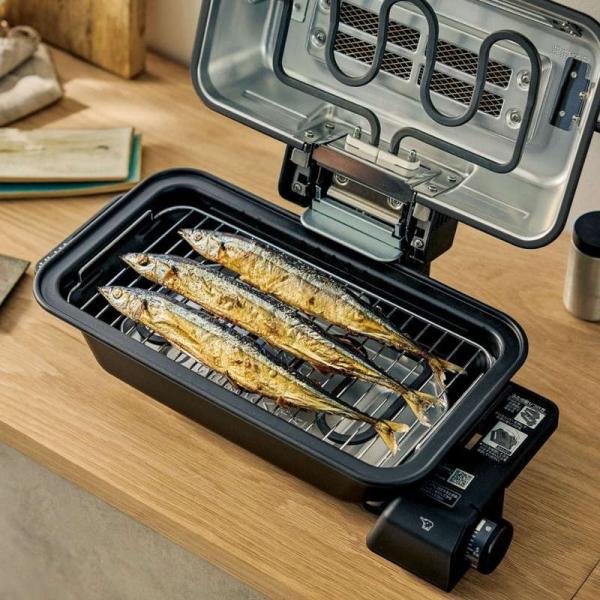 [Release date: September 1, 2023]■商品説明●魚・肉・野菜のグリルにマルチに活躍！●串焼き・魚の塩焼き・チキン・トーストなど様々な料理に対応。●高性能触媒フィルター搭載で煙やニオイ成分を約90％カットします。...