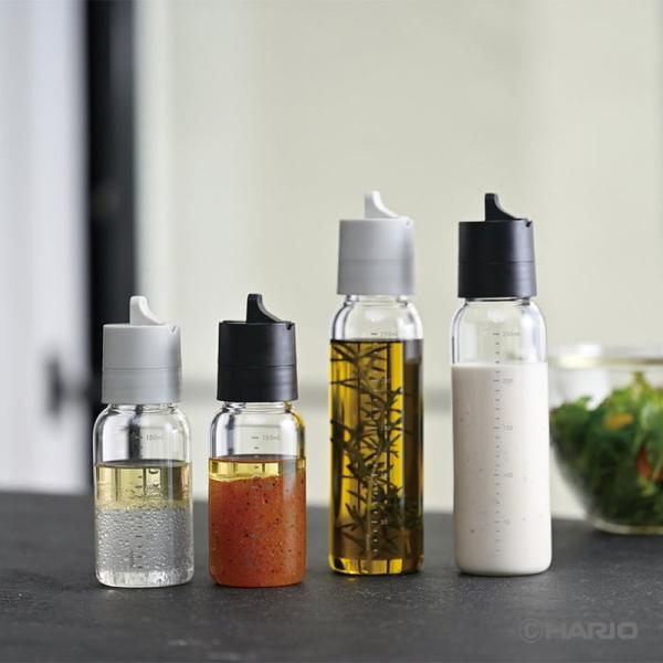 ■商品説明●密封性が高いので材料を入れて、振ってドレッシングが作れます。●耐熱ガラス製のボトルは食器洗い乾燥機・熱湯での洗浄ができます。●切れの良い注ぎ口で液もれしにくく、収納しやすいスリムボトル形状です。■商品詳細製品サイズ：幅 55 ×...