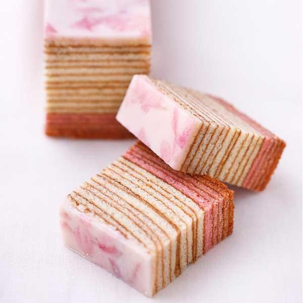 燦々と照る太陽を浴びて樹木が年輪を刻んで成長していく様をイメージして作りました。いろんなシーンの贈り物にとてもお喜びいただける、しっとりしたバウムクーヘンです。一層一層状態を見ながら焼き重ねていく職人の手しごとです。しっとりとした桜風味のバ...