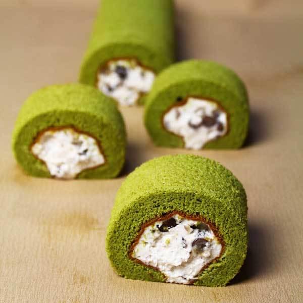 【商品について】 石川県産コシヒカリの米粉を使った2種類のロールケーキ。小麦粉不使用です！！◎和三盆と黒豆小麦粉を使わず、石川県産コシヒカリの米粉を使用することでしっとりときめ細かいロール生地に仕上げました。低脂肪生クリームが黒豆の旨味を引...