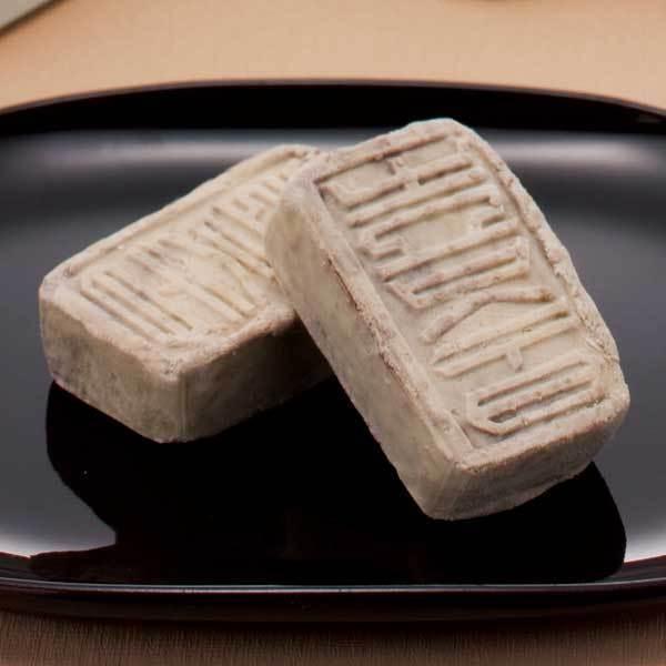 【商品について】小豆の粒入りで滑らかな風味「喜今日」は、なめらかな小豆の風味を和三盆で固めたお菓子です。あずきの煉り切りに和三盆糖をまぶしたら、最後は木型に入れて、雅風堂の和菓子職人が一つ一つ型打ちしていきます。和三盆糖があずきの水分を吸っ...