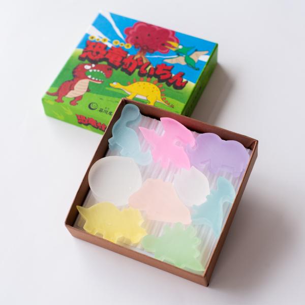 【商品について】特別な寒天とお砂糖を自然乾燥で作る琥珀糖です。金沢では「おはじき」のことをかいちんと言います。おはじきのようにカラフルでキラキラとした繊細なお菓子です。新幹線かがやき 金沢〜敦賀開業記念!恐竜王国福井にちなんで恐竜の琥珀糖を...