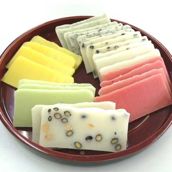 【商品について】寒中に「新大正もち」を使用して餅を搗き、短冊状に薄く切って自然乾燥させた手作りの品です。生かきもちは、ご家庭で焼く・揚げる等調理してお召し上がりください。石川県産の新大正もち米を100%使用しています。黒豆、大豆、昆布、ごま...