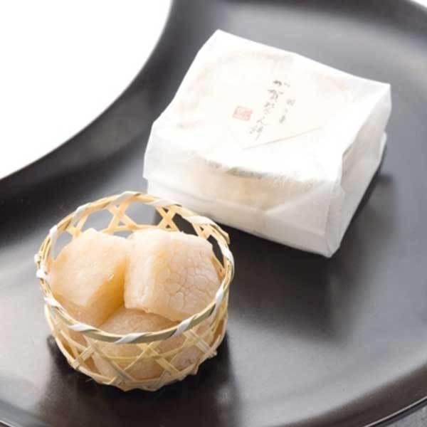 【商品について】柔らかい羽二重餅に、加賀蓮根を混ぜ込みました。のどごし蓮根の風味を感じます。小さな籠の中に、一口サイズの蓮根もちが4切れ入りです。