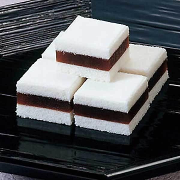 【商品について】「加賀宝生」は、その能楽の雅味ゆたかな趣きをとり入れ、起りを禅宗の渡来にまで溯る銘菓でございます。生らくがんの間に羊羹をはさみ、白と黒の対称が美しく、格調高い風味をお楽しみいただけます。【配送上の注意】■配送日数により商品到...