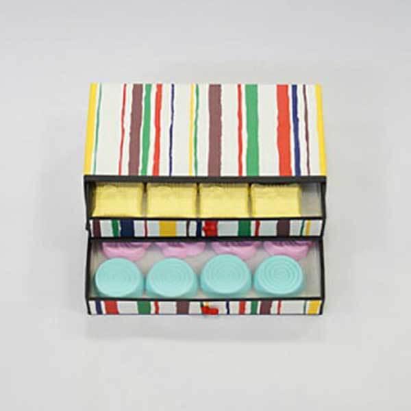 【商品について】「わび」の箱に4種類の落雁。小箱を畳に喩え、お茶室の小間のように表現いたしました。落雁の由来は、後小松天皇の御代、本願寺綽如上人北陸路御巡賜の折、打菓子を謙譲したところ、白い菓子の上に黒胡麻の散りたるを見られ、「雪の上に降り...