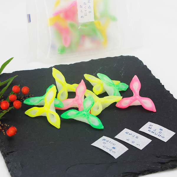 【商品について】金沢のお正月にいただく「辻占（つじうら）」というおみくじの入ったお正月の和菓子で縁起菓子の一つです。3つ手に取り、それぞれ中の小さな紙を取り出します。金沢弁をそのまま使ったものや、占いっぽいもの、ちょっぴり艶っぽいものまで、...