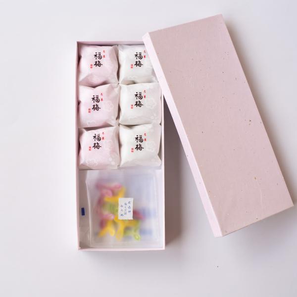 【商品について】福梅：梅の花を模した紅白の最中で、石川・金沢で新年の縁起物として欠かせない伝統和菓子です。辻占：金沢のお正月にいただく「辻占（つじうら）」というおみくじの入ったお正月の和菓子で縁起菓子の一つです。3つ手に取り、それぞれ中の小...