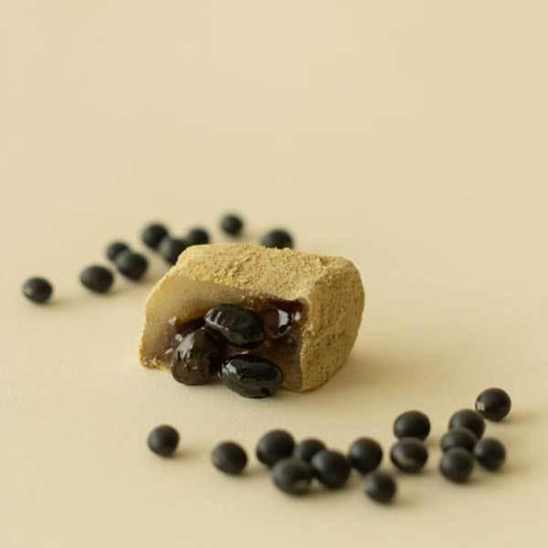 【商品について】水清らかな富山県で育まれた良質なもち米を餅生地に使用し、最上級の黒糖蜜と共に富山県産の希少な極小黒大豆の蜜漬けを閉じ込めた、風味豊かな餅菓子です。振りかけた黄な粉も極小黒大豆を使い香り高く仕上げています。大野屋の創業180年...