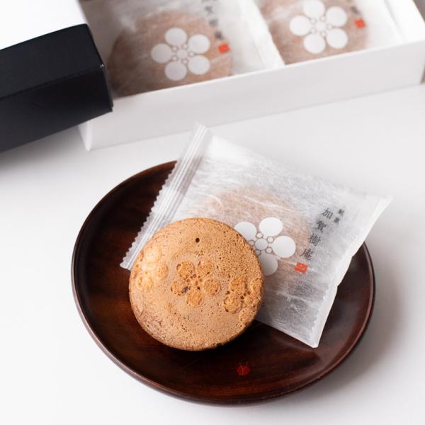 北海道小豆をやわらかく炊き上げ、羽二重餅と一緒にやわらかいお煎餅で挟んだ御菓子です。羽二重餅の食感とお煎餅の柔らかさに、小豆の優しい甘さがどこか懐かしい商品です。