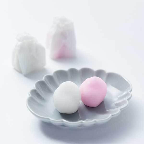 【商品について】国産鬼クルミを当店秘伝の糖蜜で紅白に衣掛けした加賀藩献上銘菓です。お口の中で軽く湿していただくと、とろりと溶けて胡桃の渋み・香ばしさと非常に良くマッチして美味しくいただけます。