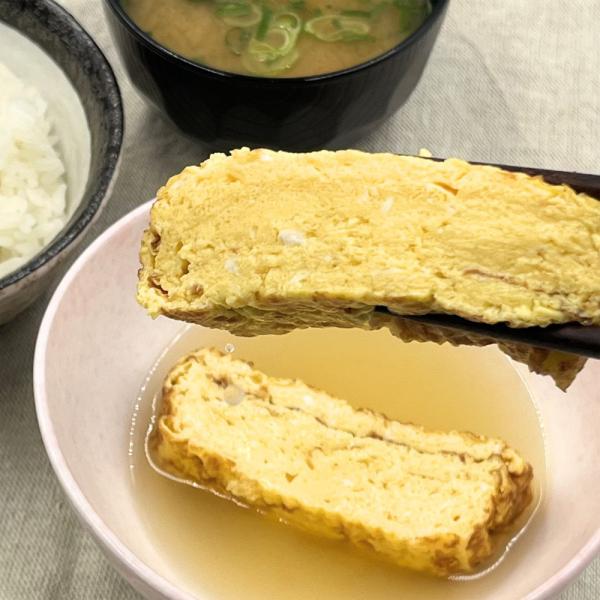 こだわりの出汁をかけて召し上がっていただく玉子焼きです。出汁のうま味が玉子焼きに染み込んで、おかずの主役になれるだし巻き玉子です。出汁は、かつお節（鹿児島県産）、焼きあご・煮干し（長崎県産）、真昆布（北海道産）から煮出しており、玉子焼きが恋...