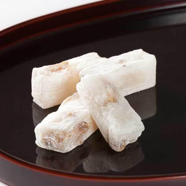 【商品について】柔らかいおもちの中に、香ばしくローストしたくるみが贅沢に入っています。石川県産の餅粉を使用。あっさりとした口当たりで、何個でも食べられます。女性に大人気のくるみ♪、当店の人気商品です。