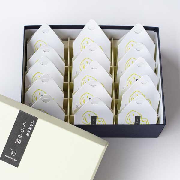 【商品について】柔らかいおもちの中に、香ばしくローストしたくるみが贅沢に入っています。石川県産の餅粉を使用。あっさりとした口当たりで、何個でも食べられます。女性に大人気のくるみ♪、当店の人気商品です。