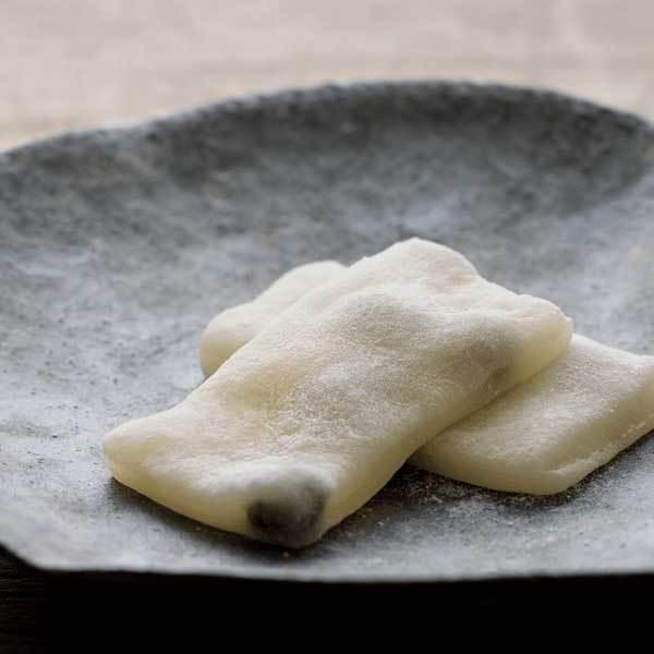 【商品について】石川県産もち米「カグラ米」を使い、もちの中に小豆をちりばめた食べ口の柔らかな餅菓子です。北陸は能登の国ひっぱりもちあり。旅ゆく人の口から口へ素朴な風味今に傳える能登の金剛のひっぱり餅は誰がひくやらきれはせぬ。名物「ひっぱり餅...