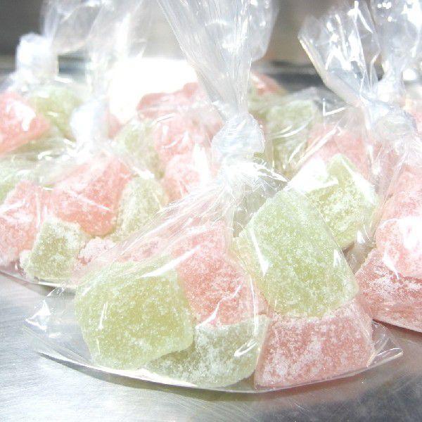 あんみつ３人前セット付属の求肥と同じものです。求肥専門店から手作りの求肥を仕入れております。■内容量：ピンクとキミドリ各３個入り■保存方法：常温または冷凍■賞味期限：常温にて1週間程度　　　　　　徐々に硬くなりますので良い状態を保つには冷凍...