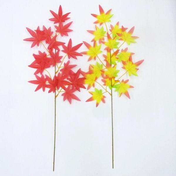 もみじの小枝です。秋の飾りにいかがでしょうか。フラワーアレンジ向きの商品ではございません。葉径：約7〜8cm全長：約60cm※梱包の関係で茎を丸める場合がございます。あらかじめご了承ください。