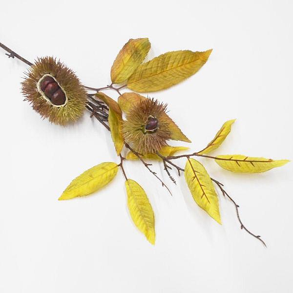 栗枝の造花。割れ栗の実、大小2個付き。全長：約60cm実：約9cm、6cm※枝を曲げて梱包する場合がございます。簡単に戻りますのでご了承ください。