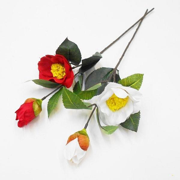 ショートタイプの椿（ツバキ）の造花。1輪と蕾付き。花径：約6.5m長さ：約38cm
