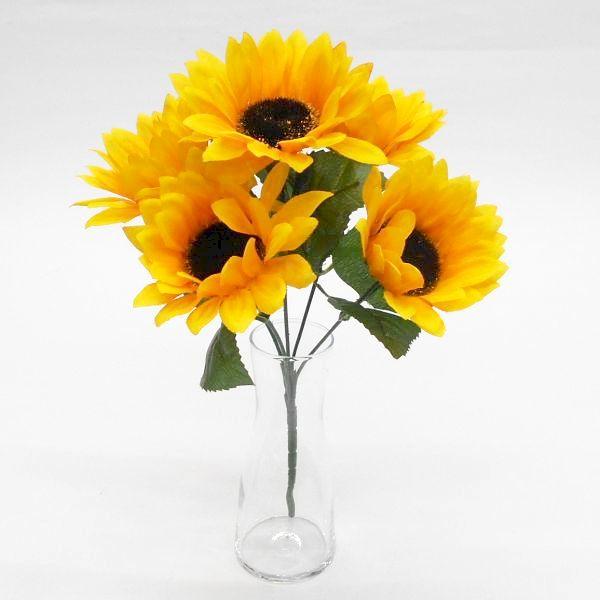 小ぶりなヒマワリの造花（アートフラワー）5輪付のブッシュです。ブッシュタイプですので、ポットなどに入れるだけで簡単にディスプレイできます。店舗の飾りなどに好評です。花径：約9cm　5輪付き全長：約30cm他にも数種類のヒマワリを販売しております。