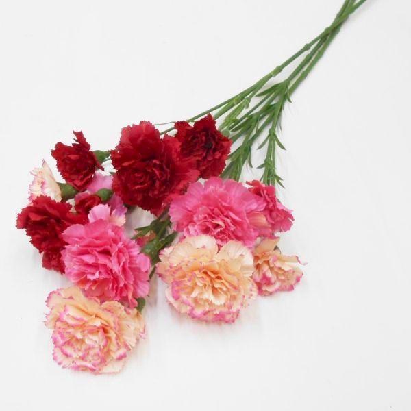 シンプルなカーネーションの造花。可愛い色合いです。4輪と蕾付き。※茎を曲げて梱包する場合がございます。あらかじめご了承下さい。花径：7cm X 2輪, 5cm X 2輪, 蕾全長：約62cm