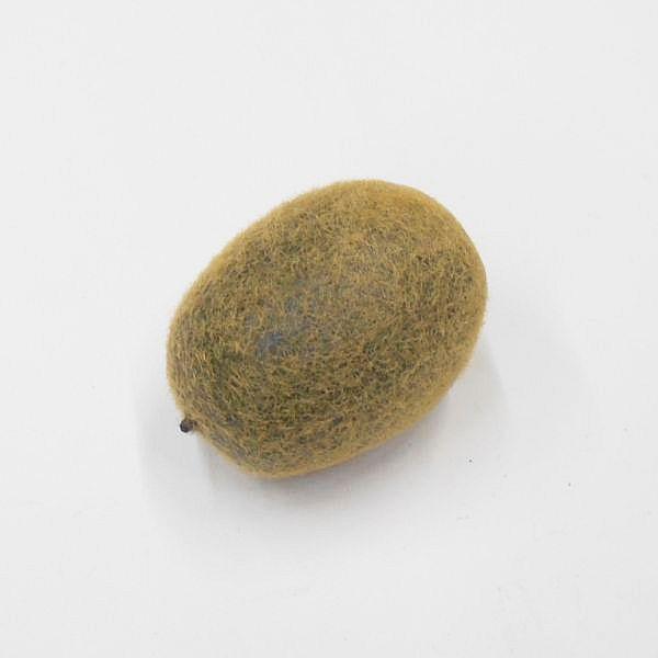 作り物のキウイ。小さめです。実径：約6×4.5cm