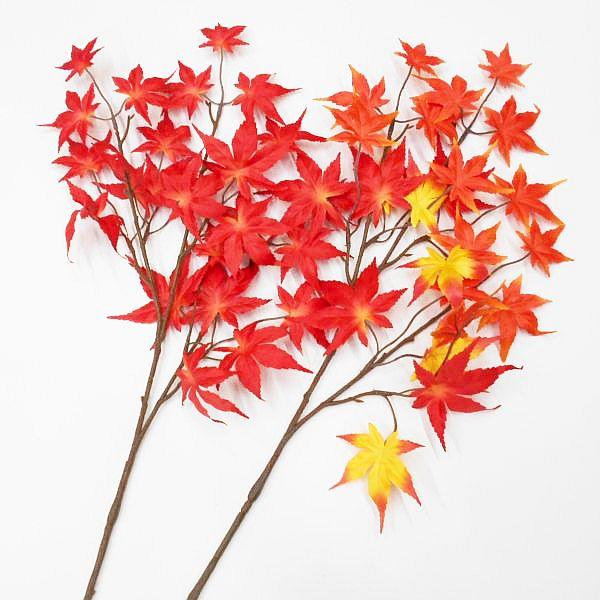 発色の良い紅葉（モミジ）の造花。秋の飾りに、フラワーアレンジにいかがでしょうか。葉径：約4〜8cm全長：約77cmカラー：レッド、レッドオレンジ造花 もみじ モミジ 紅葉 秋の飾りディスプレイ