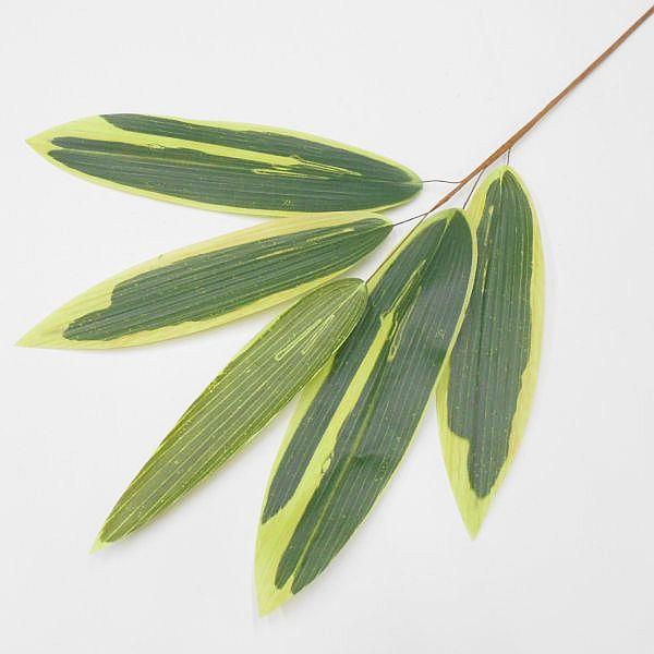 葉が大きな熊笹です。葉の広げ方に自由度があります。画像では分かりにくい程度に、薄く赤茶の色が入っています。長さ：約48cm葉長：約19〜25cm人工観葉植物、クマザサ