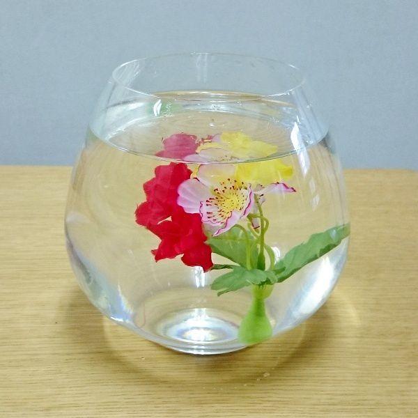 造花の水中花。水に入れると花が広がります。何とも昭和レトロな商品です。全長：約11cm※花の色が画像と異なる場合があります。その点ご了承下さい。※画像のガラスの器は商品に含まれません