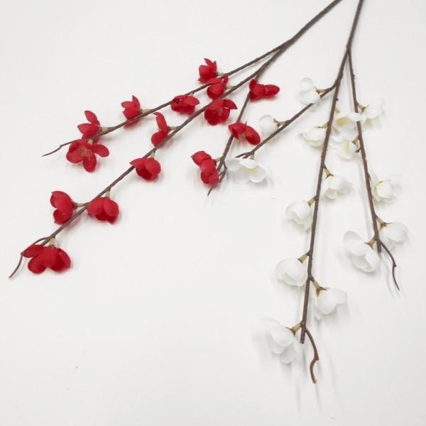 造花（アートフラワー）の梅。紅白。安価な商品ですが、簡単な飾りには十分です。お正月、迎春の飾りにいかがでしょうか。花径：約2〜3cm全長：約55cmカラー：赤、白