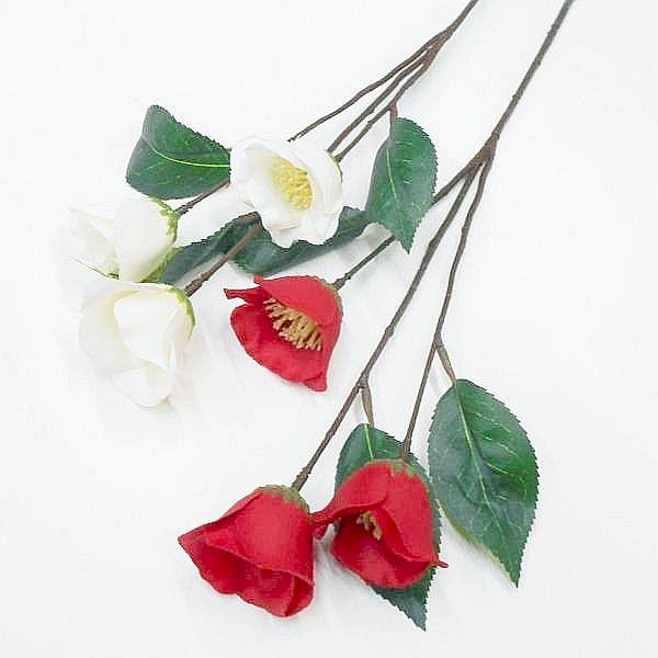 造花（アートフラワー）の椿。お正月、迎春の飾りにいかがでしょうか。花径：約6.5cm全長：約55cmカラー：赤、白