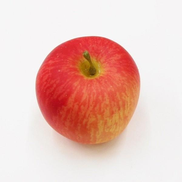 触った感触もリアルな作り物のリンゴ（アップル）です。グリーンのリアルタッチアップルとセットでお使い頂けます。実径：Φ8.5cm　H8.5cm※塗装ムラに個体差がございます。購入の際は、あらかじめご了承下さい。他にもリンゴを扱っております。