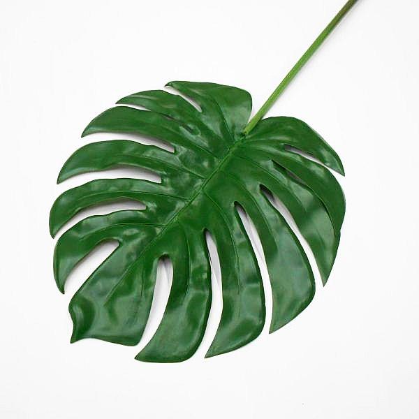 モンステラリーフの造花です。大き目のサイズで、葉の厚みもあり茎もしっかり作られています。葉の表面は光沢がある作りです。フラワーアレンジにもよく使われております。全長：約87cm葉長：約30×28cm※長尺ですので茎を曲げて梱包する場合がござ...