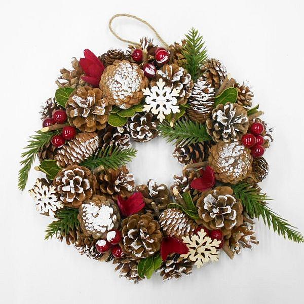 自然素材が多く使われてるクリスマスリースです。直径：約30cm（外径）