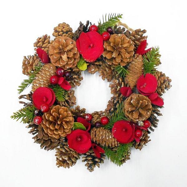 自然素材が多く使われてるクリスマスリースです。※吹付けのグリッター（金の粉）が落ちやすくなっております。あらかじめご了解ください。直径：約30cm（外径）