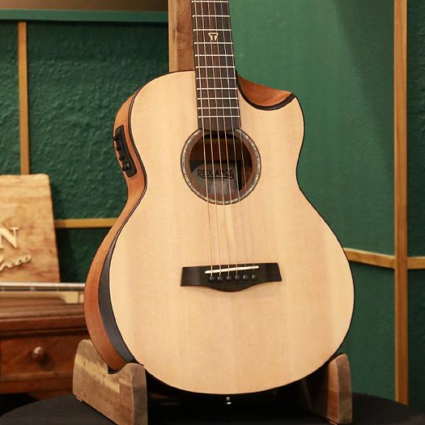 トラベラー アコースティックギターREDLANDS エレアコ仕様 アウトレットセール アウトレット品 Traveler Guitar トラベラーギター