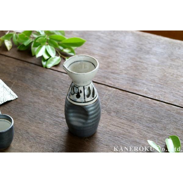 「品番」46056「品名」砂鉄釉祥瑞　1合徳利「サイズ」5.5×13.5（cm）　※商品ごとに多少サイズ誤差あります「重さ」　約200ｇ　※商品ごとで多少誤差あります。「容量」　約160.ｃｃ「生産地」　日本製　美濃焼「カラー」　ブラック系...