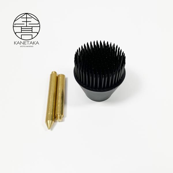 サイズ　直径(ゴムマット込み)：52mm　剣山の高さ：48mm　針の長さ：17mm　重さ：470g当店の剣山は、折れにくいという特徴があります。オリジナル剣山の特徴は、鉛部分の底の方が小さくなりラッパ型の立華用花器にピッタリ収まります。 華...