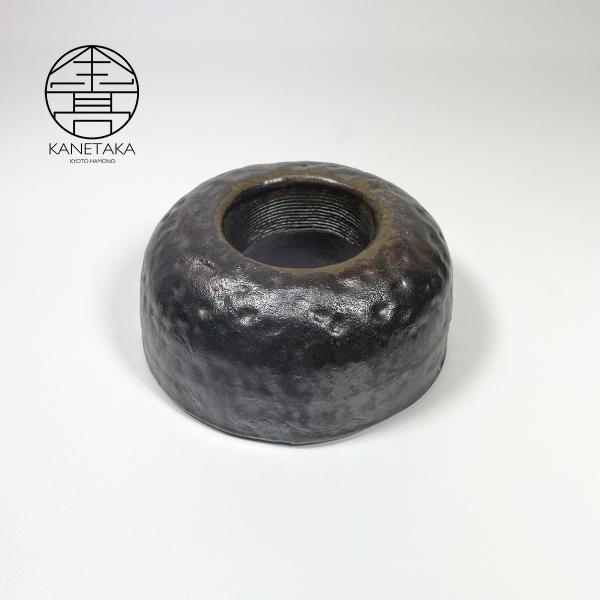 サイズ材質：陶器内径：5cm8枚用お花のお稽古用陶器製・石穴(中)です。 万年青（おもと）用の花器に使われるお稽古用の石穴です。 大谷石製のものに比べると価格が安くお稽古にピッタリです。 【ご注意】※こちらの商品は実店舗でも販売しており　在...