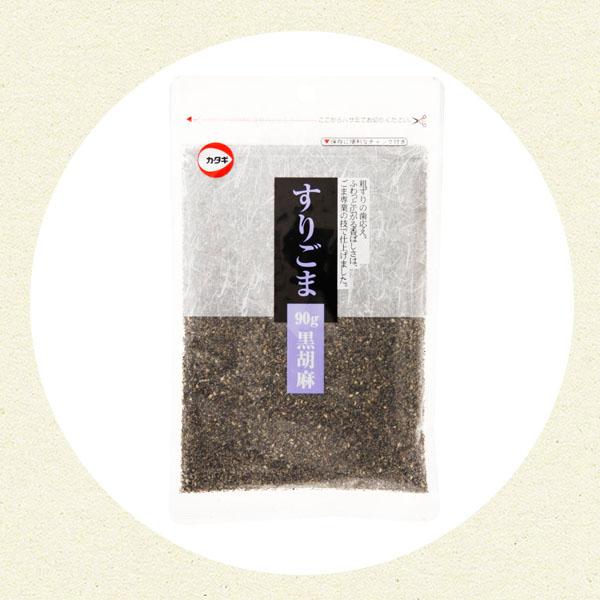 粗ずりの歯応え。ふわっと広がる香ばしさは、ごま専業の技で仕上げました。粗ずり仕上げの黒すりごま。黒ごま好きの方に、たっぷりサイズでお届けします。チャック付で保存に便利です。内容量：９０ｇ【普通便】