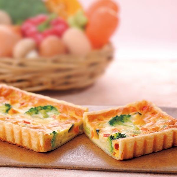 自家製のパイ生地に、指定農場で栽培した野菜（たまねぎ、えだまめ、かぼちゃ、にんじん、ブロッコリー、スイートコーン、赤ピーマン）とアパレイユを合わせて焼き上げました。肉・魚介不使用なので、ベジタリアンの方にもおすすめです。内容量：３００ｇ【冷...