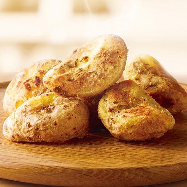 最もおいしい時期まで糖化させた北海道産きたあかりを１／３カットした、グリル用ポテトです。バターなどを薄くコーティングしているので、オーブンで焼くだけで外はカリッと中はホクホク仕上がります。【時短・簡単調理】下処理不要！オーブンで１０分焼くだ...