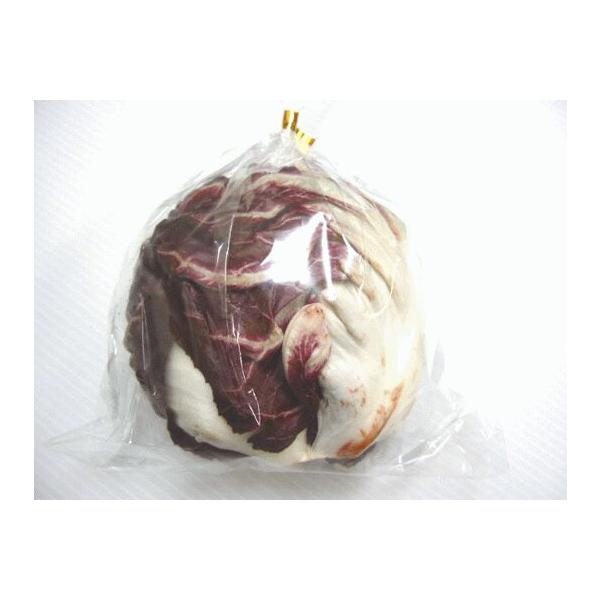 レタスよりしっかりしていてキャベツよりも柔らかなトレビスはフランス語、別名レッドレタス。紫キャベツのようですが、全く違う品種で、レタスよりしっかりしており、キャベツよりも柔らかく、また少々苦味がございます。１玉約３５０ｇ