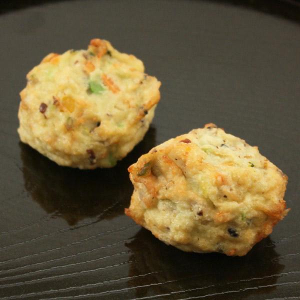 豆腐・すり身・山芋など十種類の具材をふんだんに使いました。しっとりとした飛竜頭（ひりゅうず）です。十種の素材が入った具沢山のがんもです。上品でしっとりとした舌触りが特徴です。飛ぶ龍の頭に似せた形から、飛竜頭（ひりゅうず）と呼ばれる関西風のが...