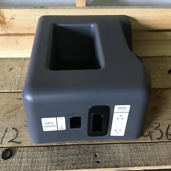 ○部品情報商品名:ボックスアッシーラグ車名/車種:日産 NV200 バネット年式:平成23年10月型式:M20型式指定/類別区分:ナシトリムカラー:グレー W表記:84975 3LKOA状態:中古品。擦り傷、汚れがあります。付属品:ナシ