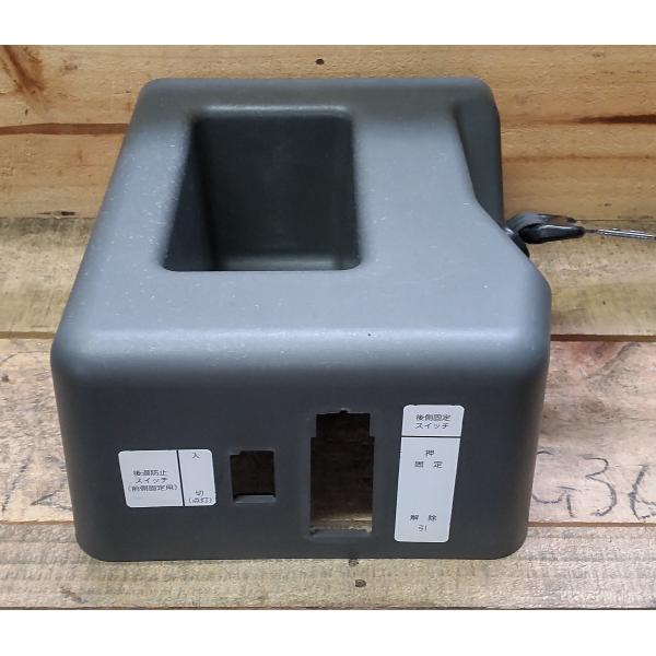 ○部品情報商品名:ボックスアッシーラグ サイド車名/車種:日産 NV200 バネット年式:平成26年11月型式:M20型式指定/類別区分:ナシトリムカラー:グレー W表記:84975 3LKOA ベルト 622127800A状態:中古品。擦...