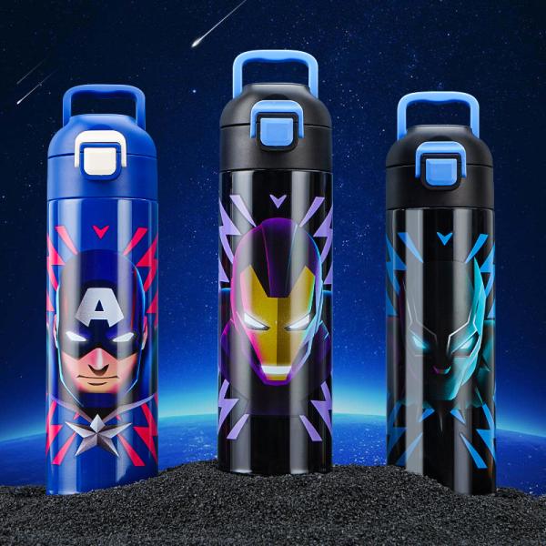 こちらは、人気の「スパイダーマン」プリントです。ワイドな口径で氷もラクラク入れることが出来ます。蓋を外してそのまま飲めるダイレクト飲み口。使いやすいワンタッチオープンタイプです！検索キーワード：ストロー付 ストローボトル　肩紐付　ストラップ...