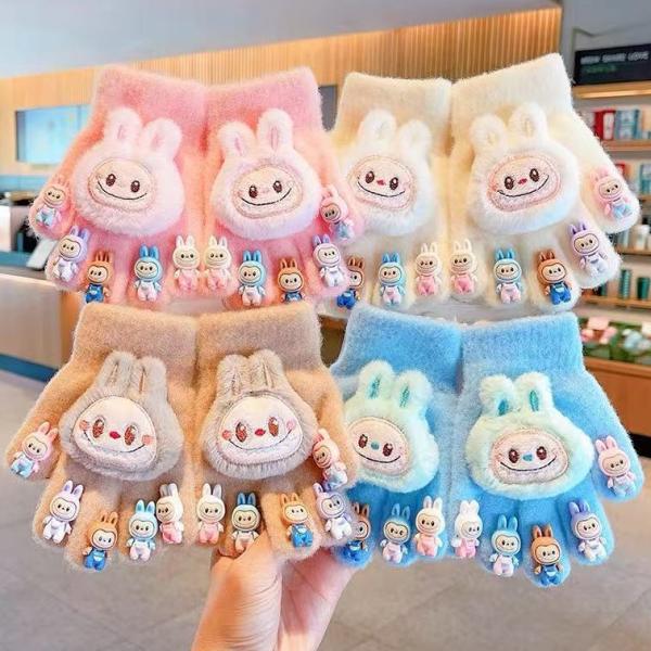 子供用のニット手袋が新モコモコとした厚手ニット素材を使い、優しくて暖かい守りをもたらす指ぬきタイプにキャップが付いて、需要次第で保温性と動きやすさが選べる男の子も女の子も気軽に使える冬ファッションに必ず大活躍のお洒落防寒アイテムサイズ（cm...