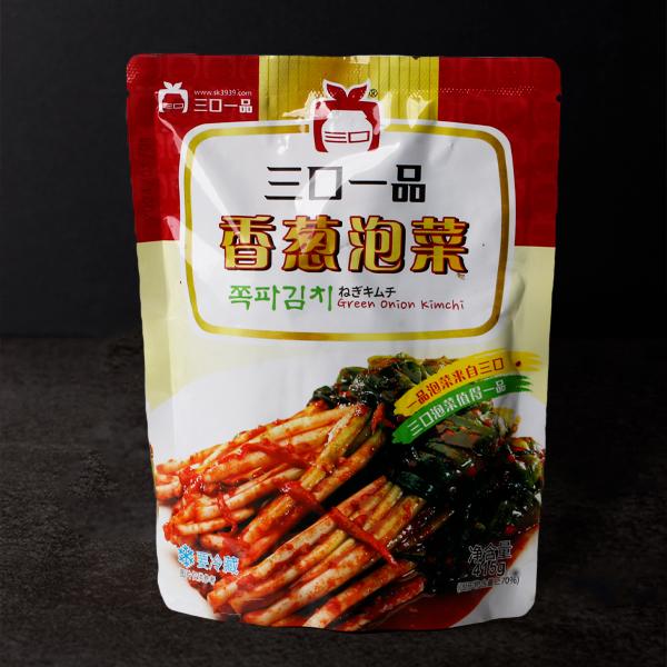 名称 [冷]一品ネギキムチ原材料名 小葱、 漬け原材料(赤唐辛子粉、 ニンジン、 大根、 大蒜、 生姜、 魚醤油(アン チョビ、 食塩)、 海老(天然)、 リンゴエキス(リンゴ、 ビタミンC)、 マルトース、 砂糖、 食塩) /調味料 (ア...